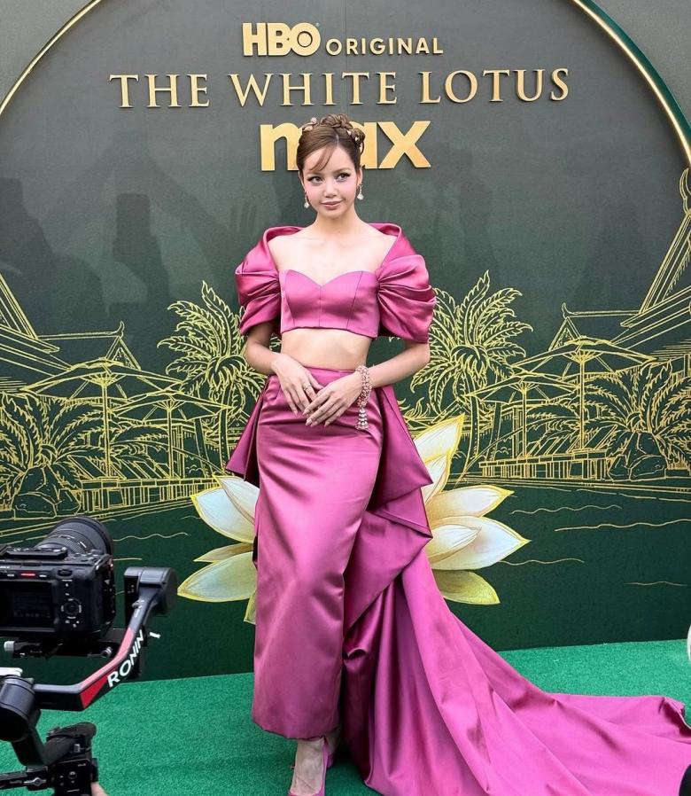 ليسا تختار اطلالة وردية من لويس فيتون في عرض The White Lotus