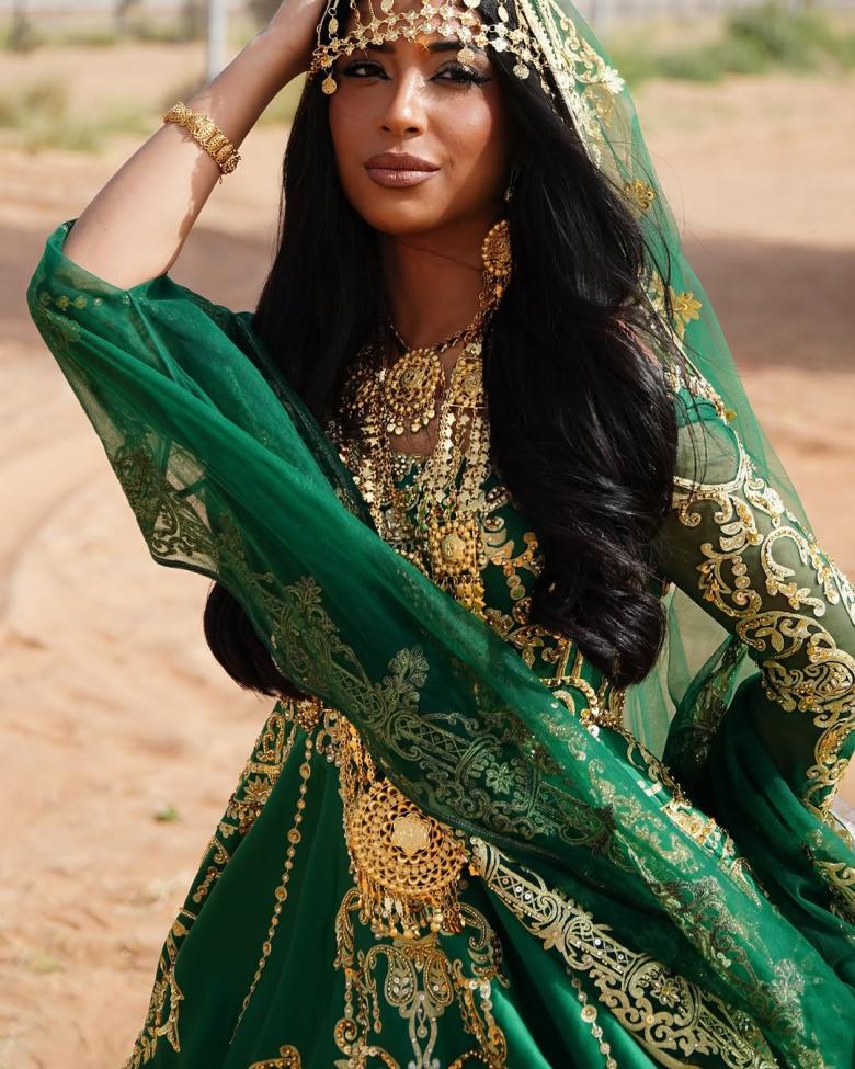منى المنصوري: مصممة الأزياء الإماراتية التي تركت بصمة عالمية