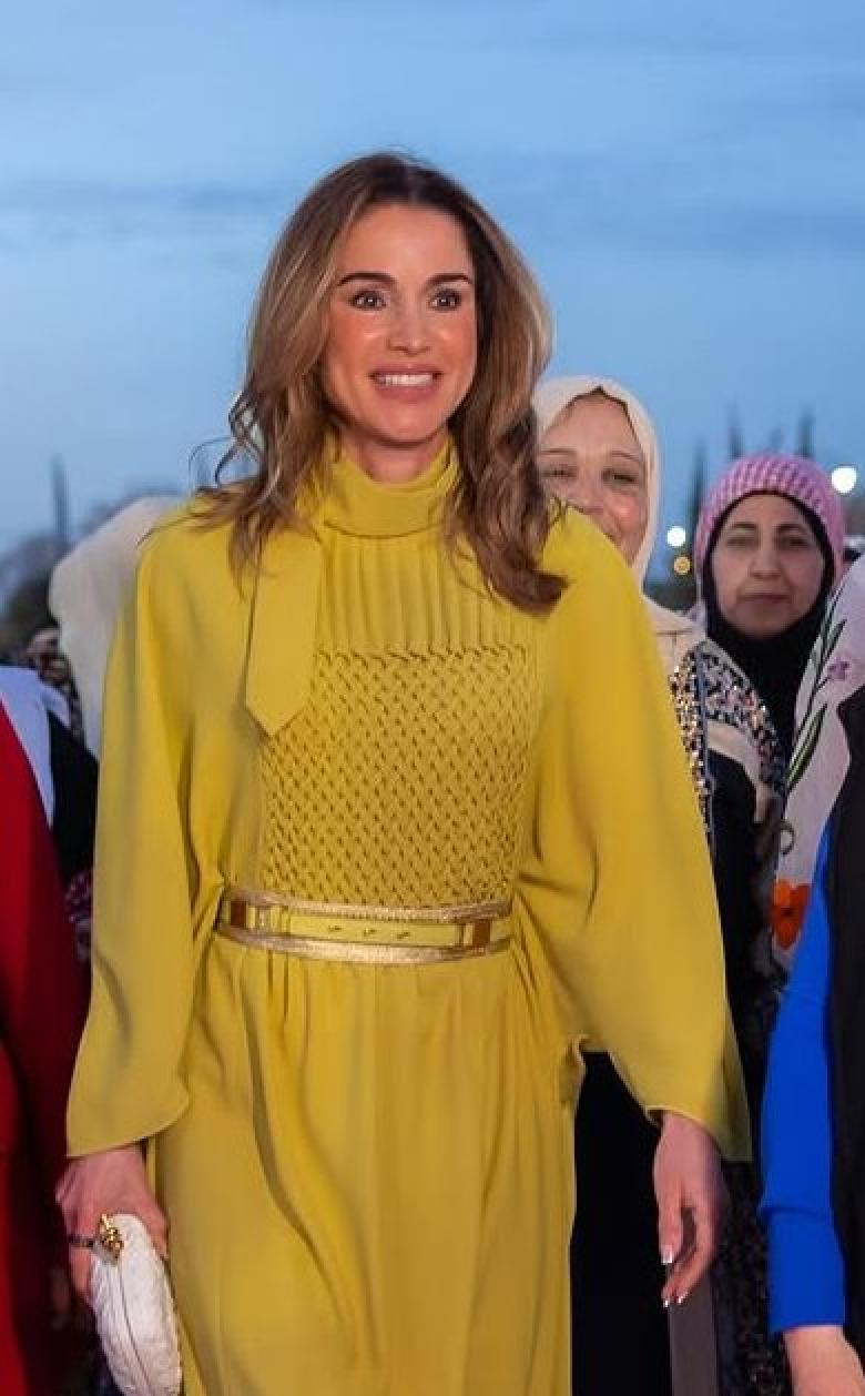 حقيبة بوتيغا فينيتا وحذاء ديور: لمسات من الفخامة تكمّل إطلالة الملكة رانيا