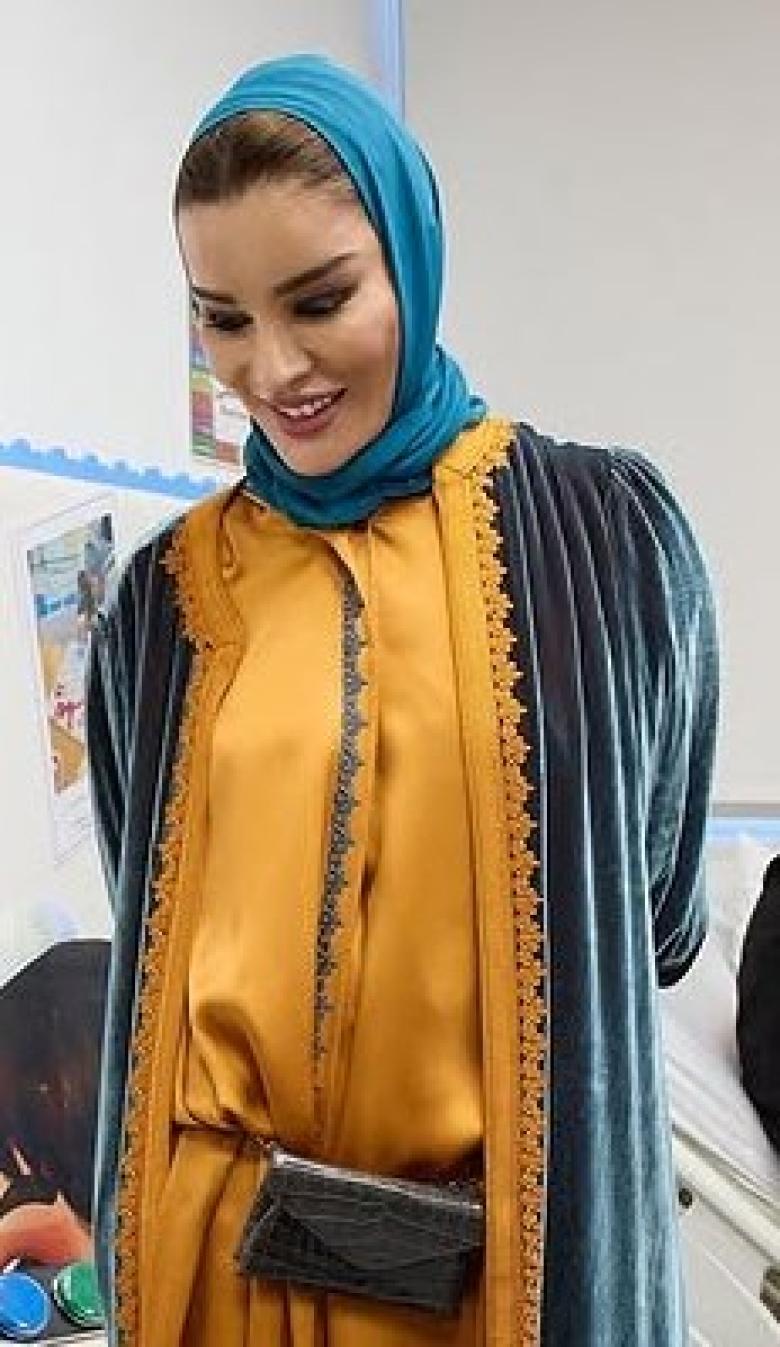 الشيخة موزا بنت ناصر تتألق بعباية مخملية وحقيبة عصرية على الخصر