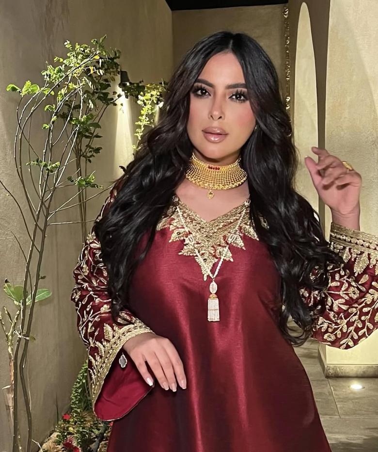 ريم أرحمه: إطلالة أنيقة وجذابة بقفطان مطرز بالذهبي