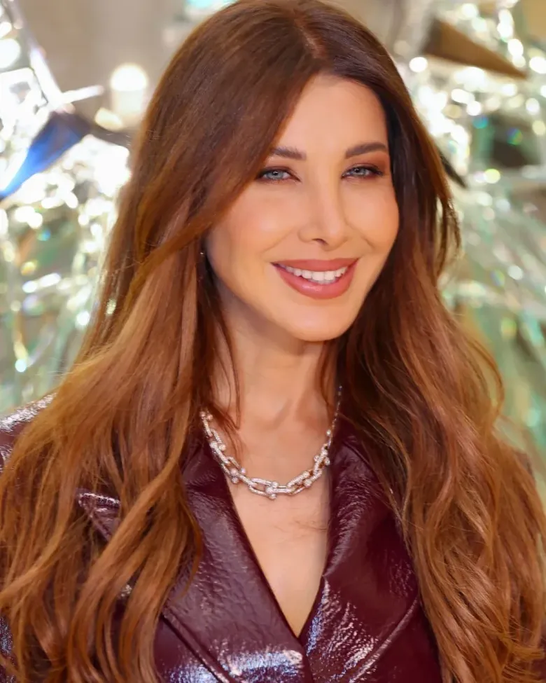 نانسي عجرم تطل بالجمبسوت الجلد باللون البورغندي 
