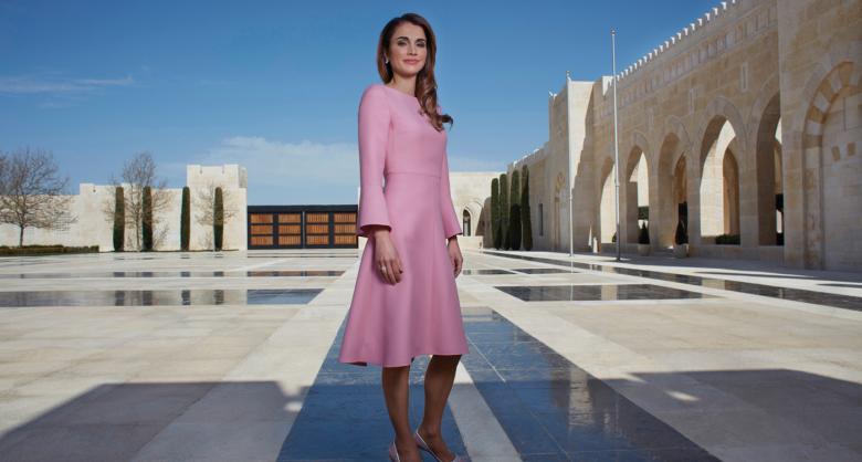 إطلالات الملكة رانيا: الكلاسيكية تتجدد مع تصاميم الميدي