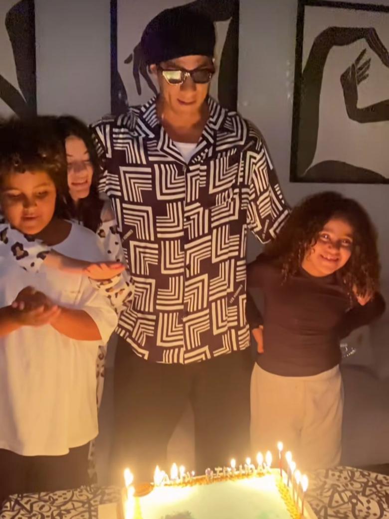 محمد رمضان وسط عائلته