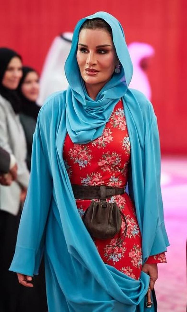الشيخة موزا تختار فستان أحمر بطابع ربيعي من  Ulyana Sergeenko