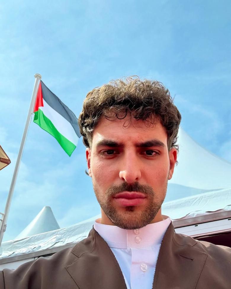 سانت ليفانت في "كان" بالجلابية البيضاء والبليزر 