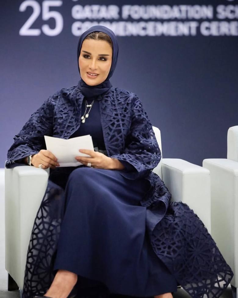 الشيخة موزا بمعطف أورغنزا كحلي بقصة هندسية من تصميم وضحة