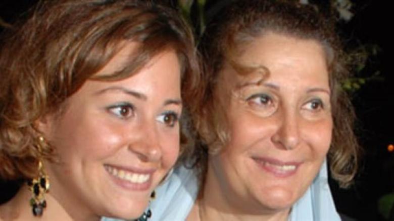 منة شلبي مع والدتها - صورة معدلة 