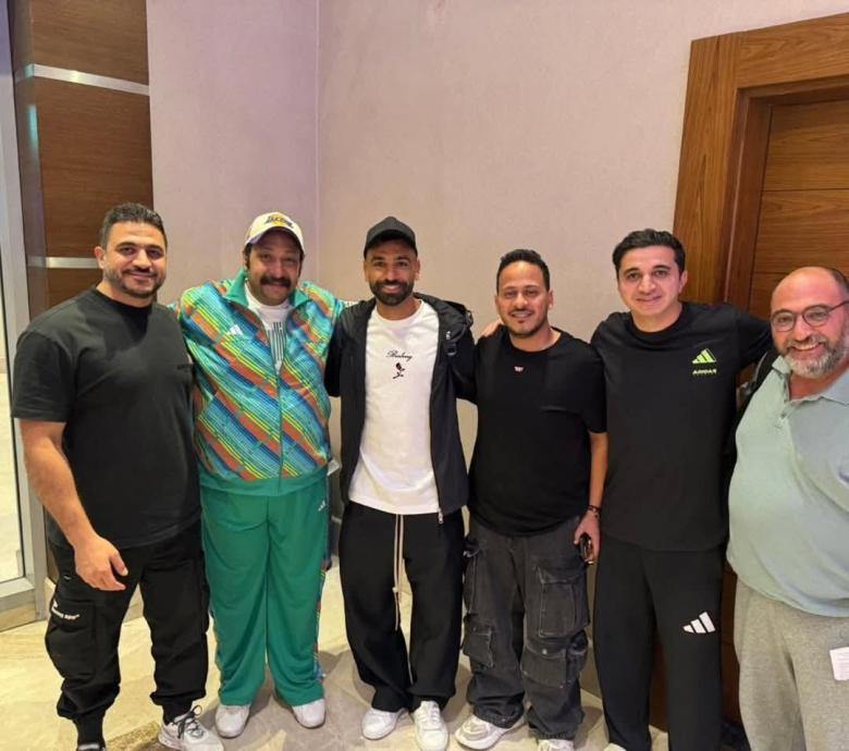 محمد صلاح يلتقي بفريق عمل مسرحية مكسرة الدنيا