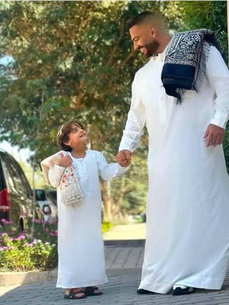تامر حسني وابنه آدم 