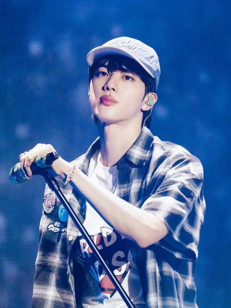 جين من BTS ينطلق بجولته المنفردة RUNSEOKJIN_EP.TOUR