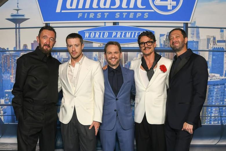 النجوم يتألقون على السجادة الزرقاء في عرض The Fantastic Four