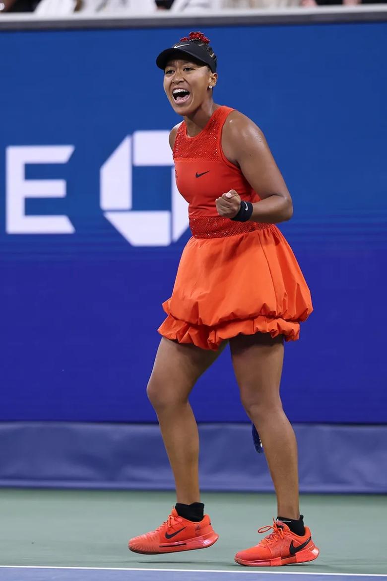 إطلالة نعومي أوساكا في بطولة U.S. Open 2025: أزهار حمراء ولمسات  Y2K