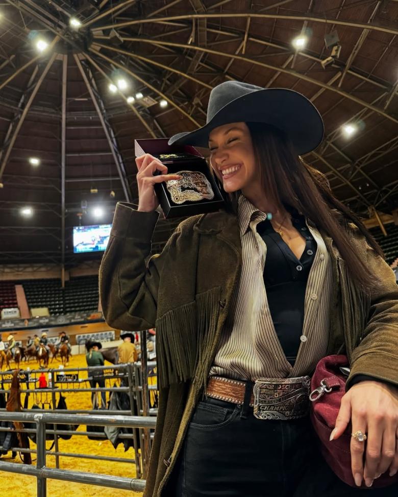 علاقة وطيدة تجمع بيلا حديد مع قبعة الـ Cowboy.. ما السر؟ 