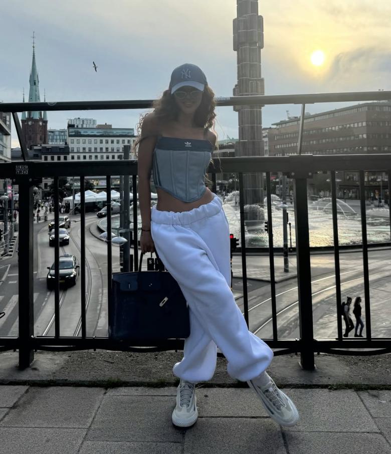 ميريام فارس تعتمد لوك رياضي مريح في ستوكهولم وحقيبة هيرميس