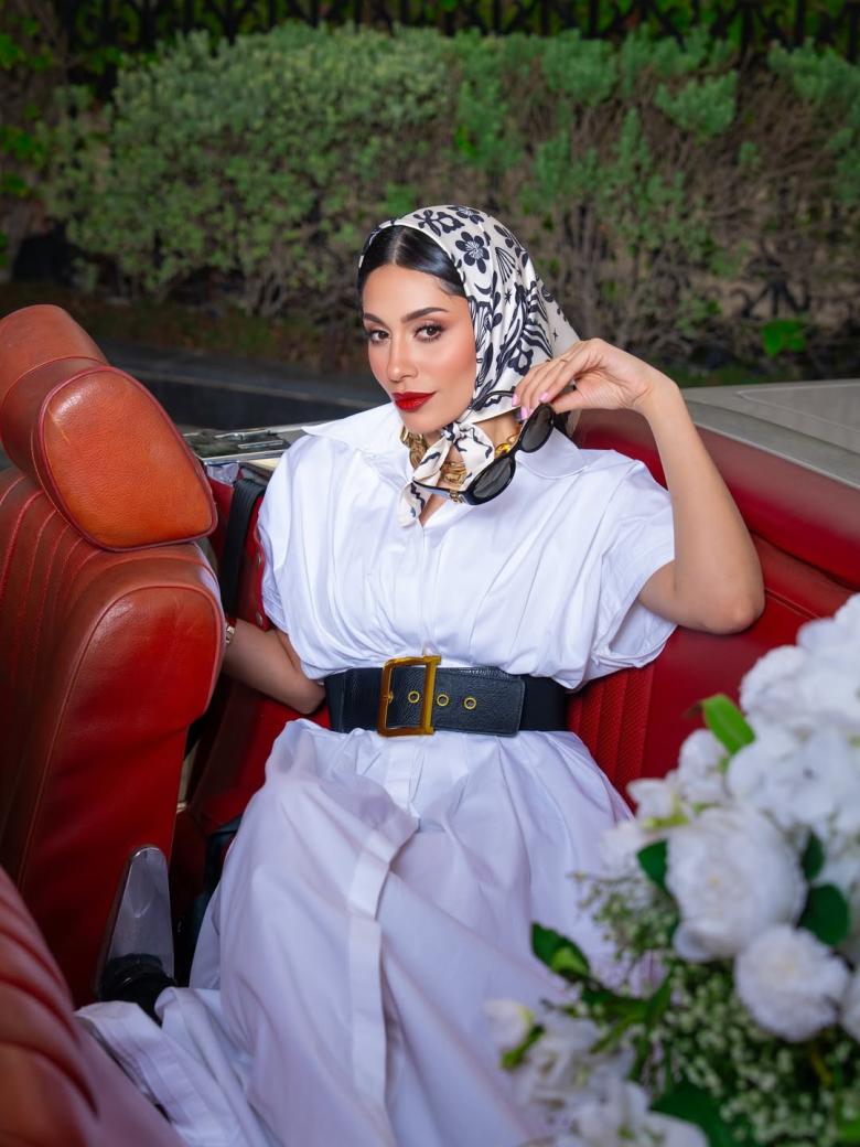 إلهام علي تعيد أسلوب الريترو بالفستان القميص والوشاح