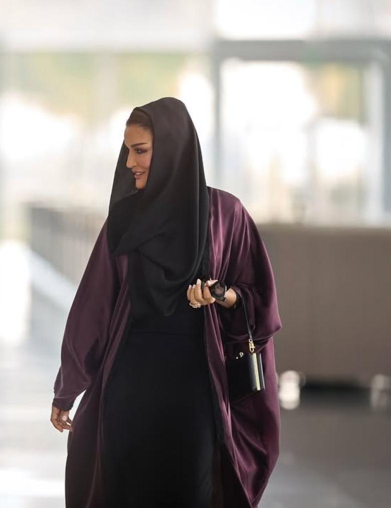 الشيخة موزا تتألق بعباية بورغندي في مؤتمر الذكاء الاصطناعي
