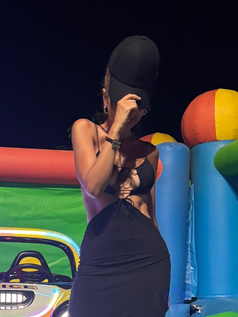 إطلالة ميريام فارس بفستان أسود جريء وقبعة عصرية 