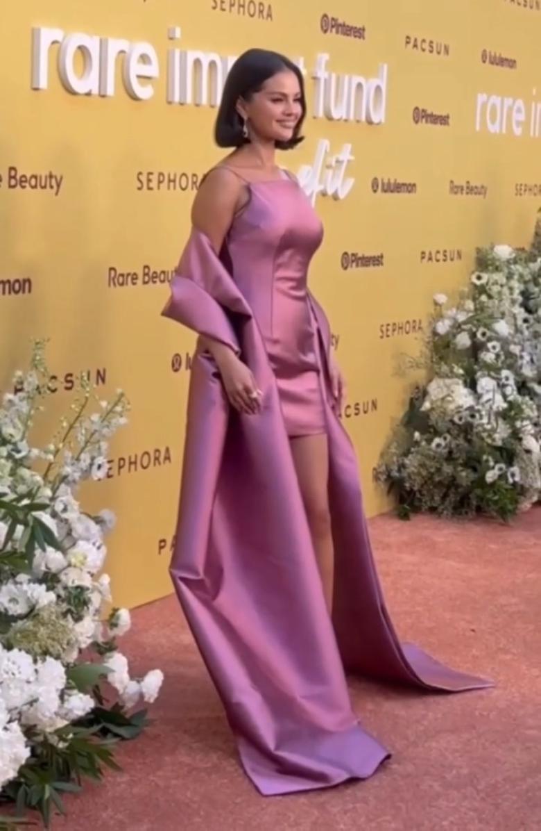 سيلينا غوميز بفستان قصير بنفسجي في حفل Rare Impact Fund  سيلينا غوميز بفستان قصير بنفسجي في حفل Rare Impact Fund