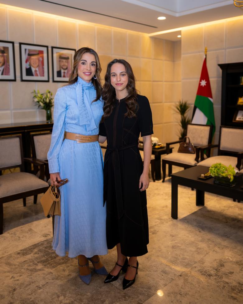 أناقة ملكية هادئة تجمع بين الملكة رانيا والأميرة سلمى - الصورة من ©️ Royal Hashemite Court أناقة ملكية هادئة تجمع بين الملكة رانيا والأميرة سلمى - الصورة من ©️ Royal Hashemite Court