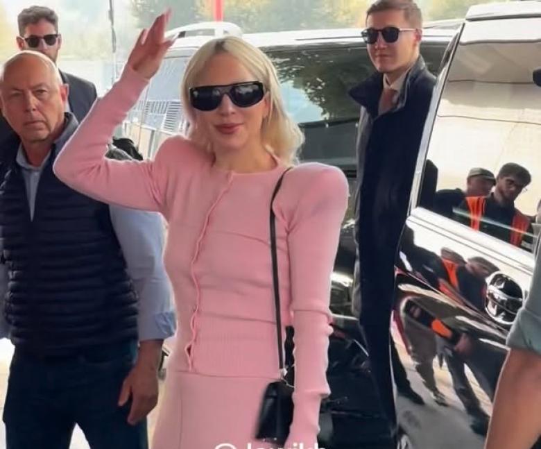 ليدي غاغا بإطلالة وردية وكعب غريب من لوبوتان في مطار ميلانو