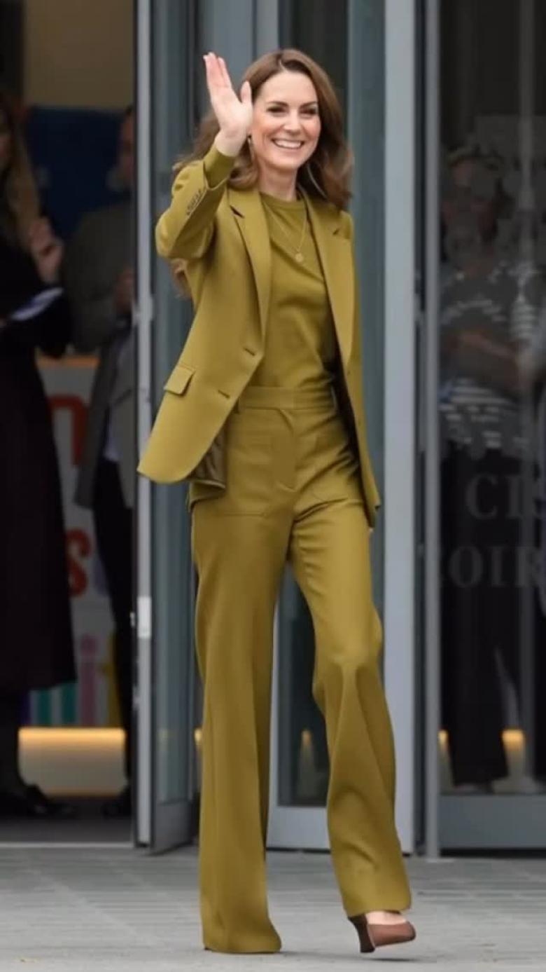 كيت ميدلتون تختار إطلالة بالأخضر الزيتوني من فيكتوريا بيكهام ورالف لورين في جمعية Home-Start Oxford كيت ميدلتون تختار إطلالة بالأخضر الزيتوني من فيكتوريا بيكهام ورالف لورين في جمعية Home-Start Oxford