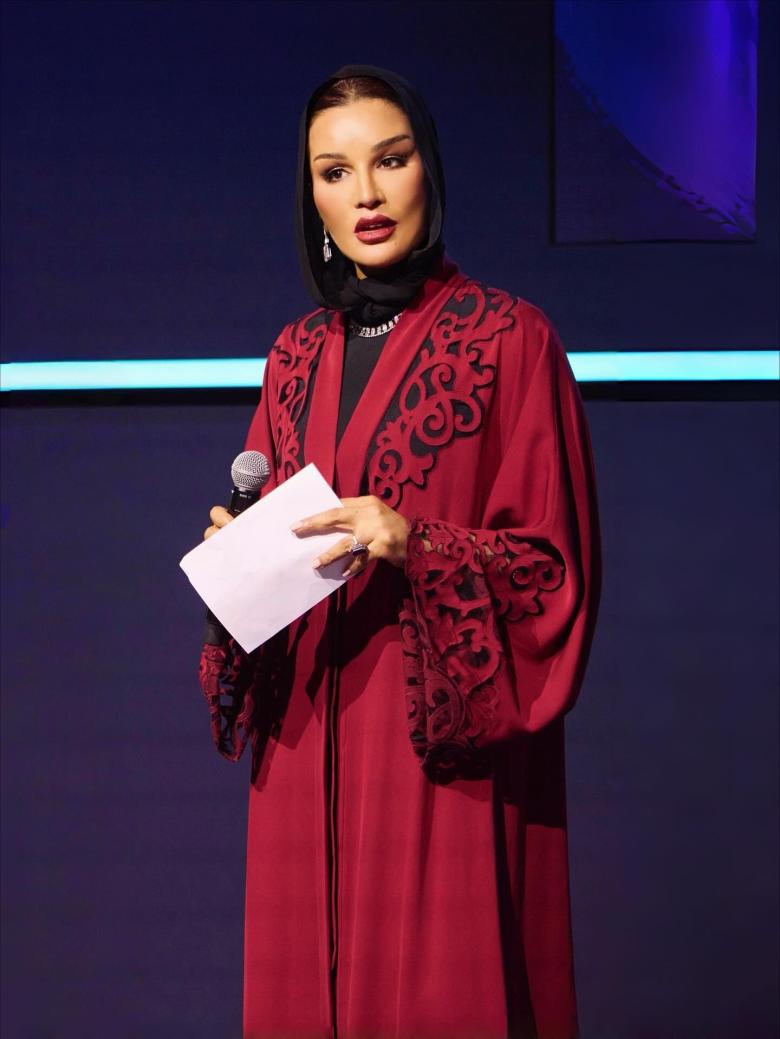 الشيخة موزا بعباية مخرمة بالدانتيل وحقيبة "Doha" من هرميس المحدودة الاصدار