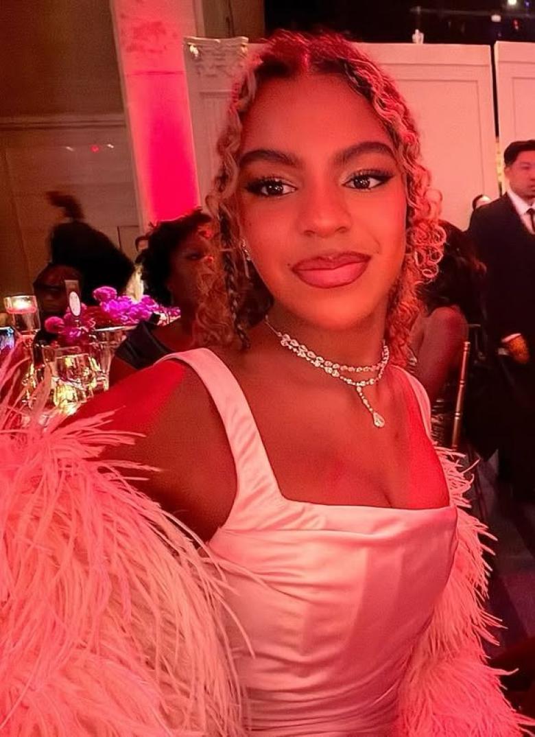 بلو آيفي كارتر بفستان وردي مع الريش في Angel Ball 2025 