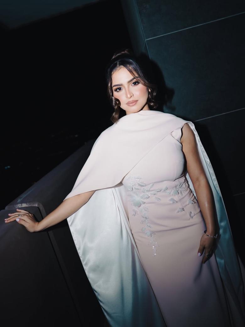 حلا الترك بفستان أبيض مطرز وكاب بتوقيع سعودي - الصورة من حساب حلا الترك على انستغرام بعدسة مهند ميرداد حلا الترك بفستان أبيض مطرز وكاب بتوقيع سعودي - الصورة من حساب حلا الترك على انستغرام بعدسة مهند ميرداد