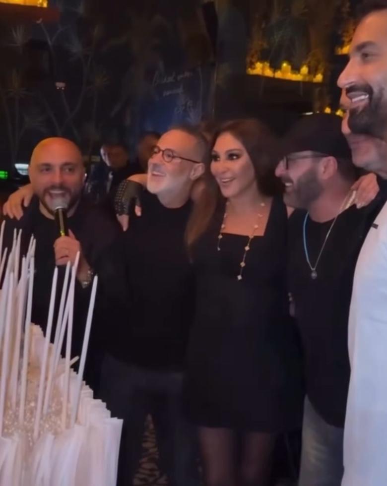 إليسا وسط الأصدقاء إليسا وسط الأصدقاء