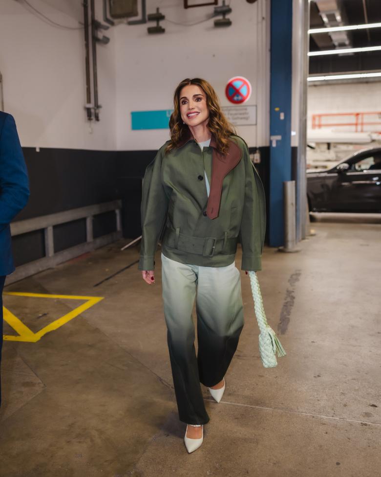 تفاصيل إطلالة الملكة رانيا العصرية في قمة One Young World - الصورة من تفاصيل إطلالة الملكة رانيا العصرية ©️ Royal Hashemite Court