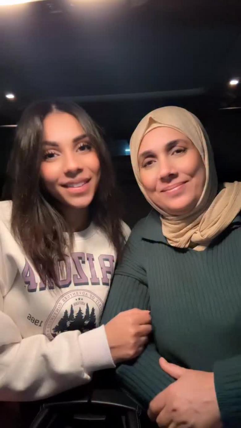 حنين الشاطر ووالدتها