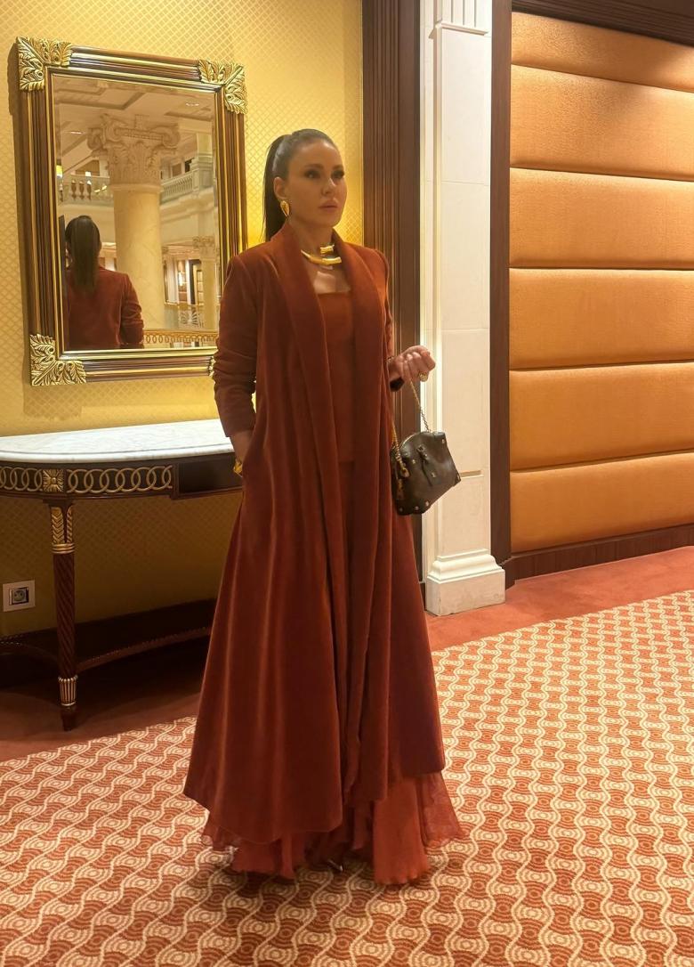 ديمة قندلفت باطلالة بلون خريفي من توقيع كارولين لانغ