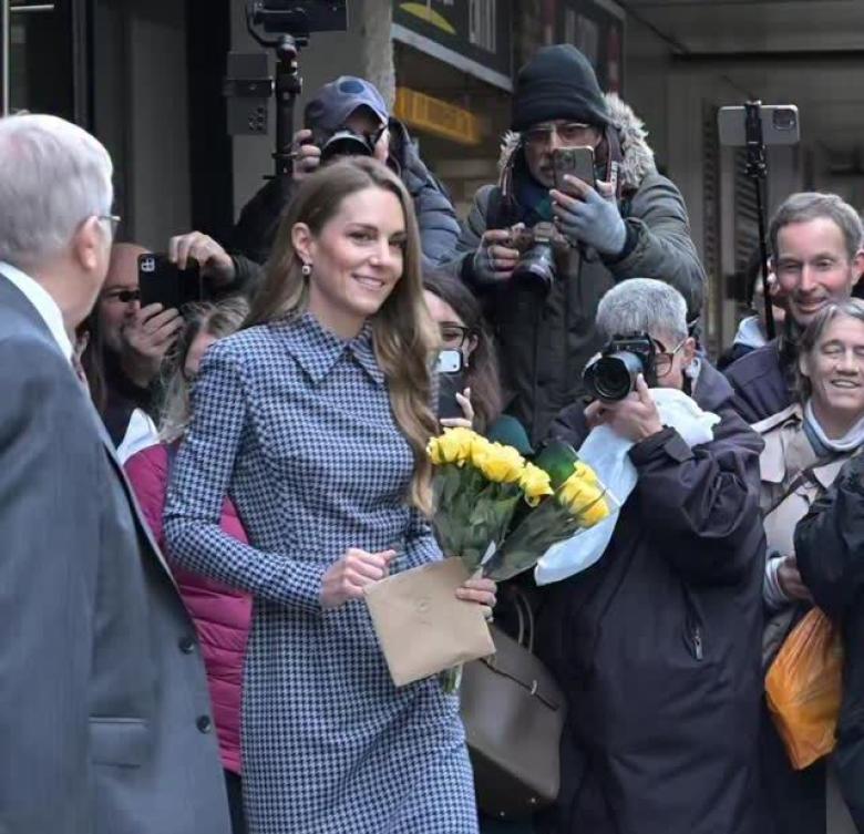 كيت ميدلتون تتألق بفستان Houndstooth  وحقيبة موكا سويدية 