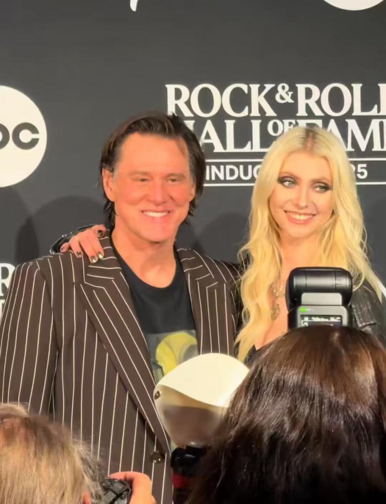 جيم كاري و تايلور مومسن