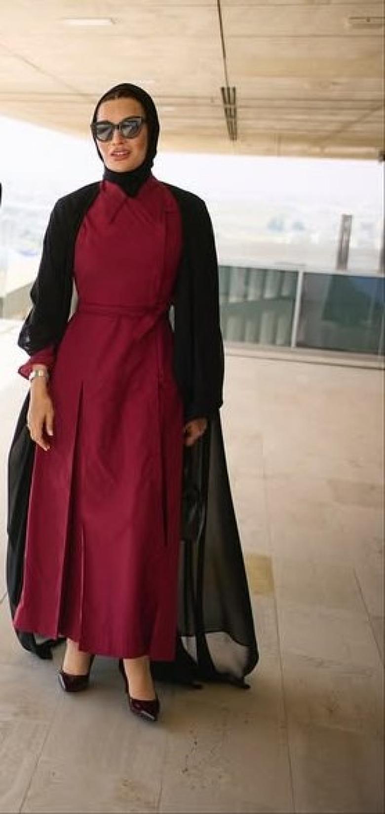 الشيخة موزا بفستان مخصص من Juan Vidal  وحقيبة Roger Vivier