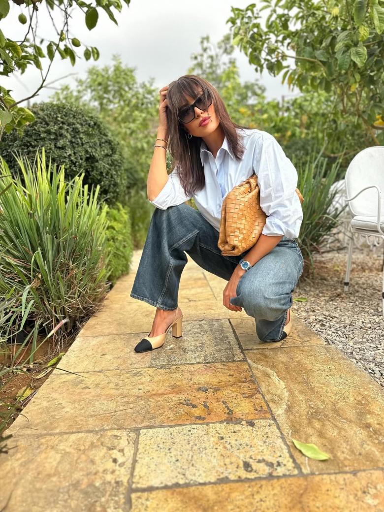 أمل بوشوشة تتألق بتدرجات الأزرق في إطلالة دنيم عصرية 