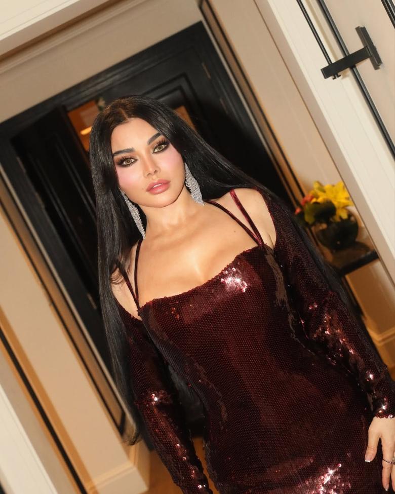 هيفاء وهبي بفستان من الترتر البورغندي من رامي سلمون في عمّان - الصورة من انستغرام هيفاء وهبي بعدسة ربيع حسام السروان