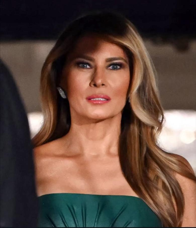 ميلانيا ترامب تتألق بفستان زمردي من ايلي صعب في البيت الأبيض