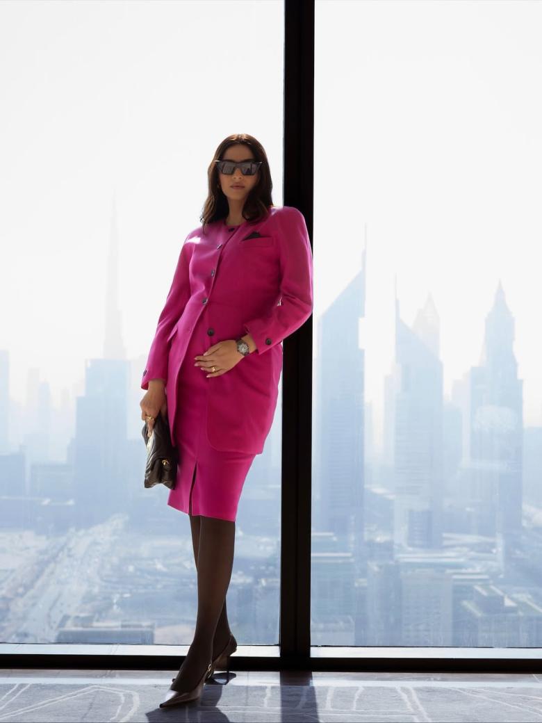 إطلالة سونام كابور بطقم من أرشيف Escada وحذاء سان لوران - الصورة من انستغرام سونام كابور بعدسة Gabriel 