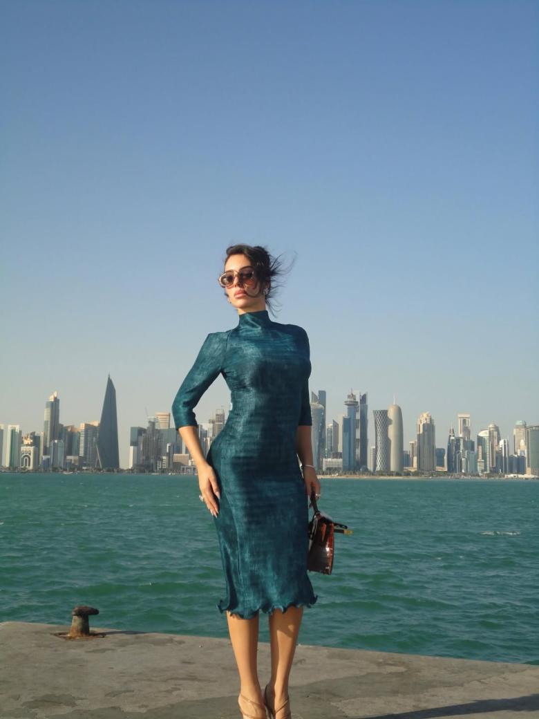 جورجينا رودريغيز ترتدي فستان فندي بأسلوب معكوس في قطر