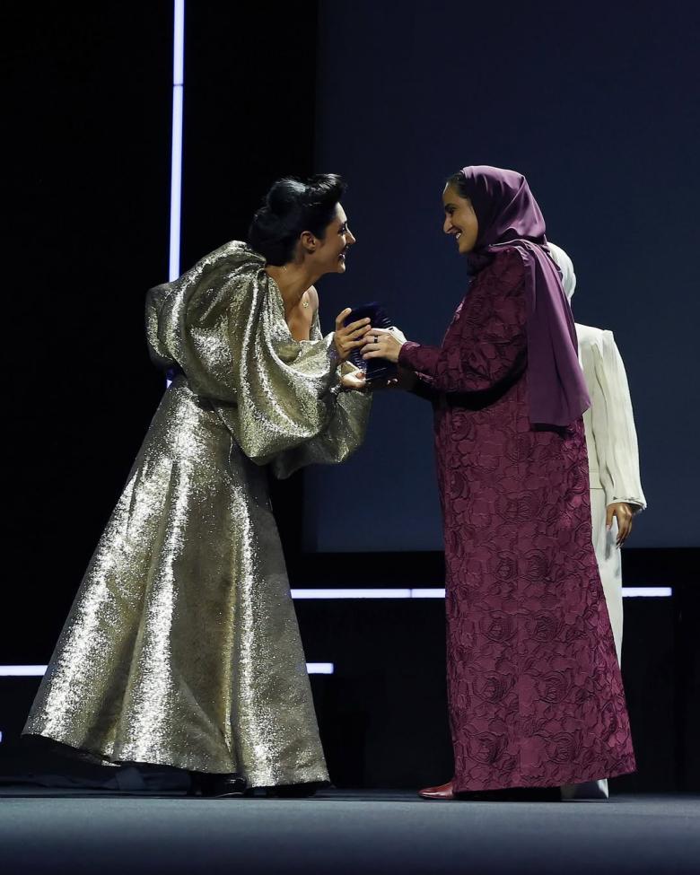 الشيخة المياسة بعباية باللون البورغندي مخرمة بأسلوب دقيق 