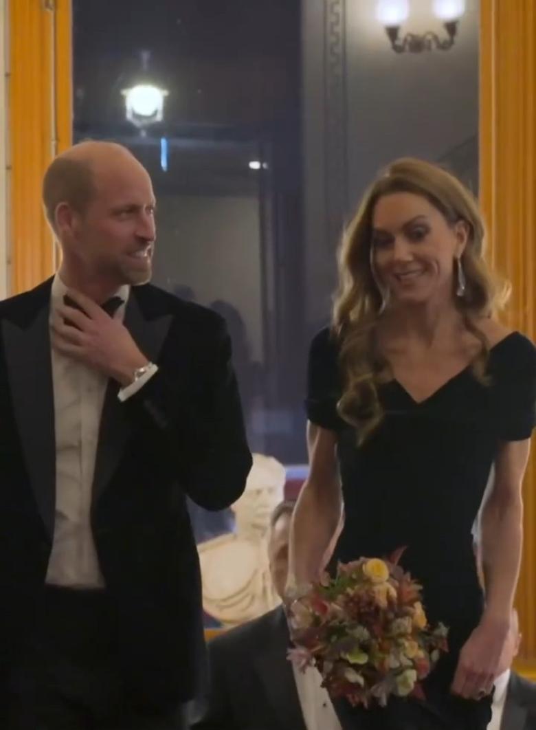 كيت ميدلتون بفستان زمردي من Talbot Runhof وأقرط من كارتييه