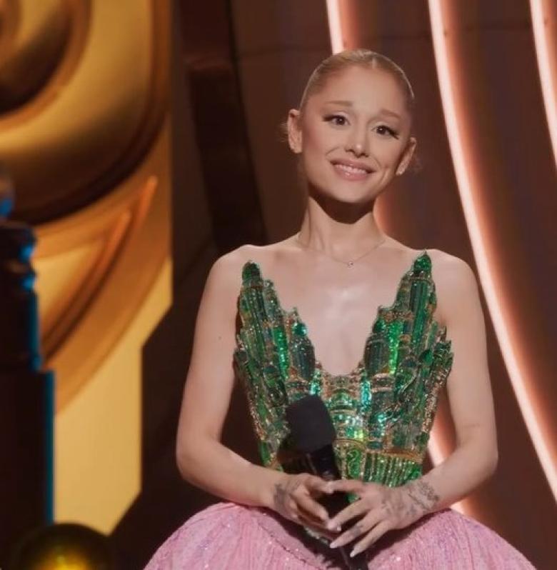 أريانا غراندي بفستان مستوحى من "مدينة الزمرد" من راهول ميشرا 