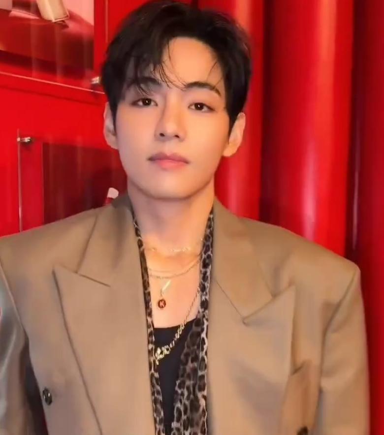 إطلالة كيم تايهيونغ في لوس أنجلوس بطابع Classic Old Money