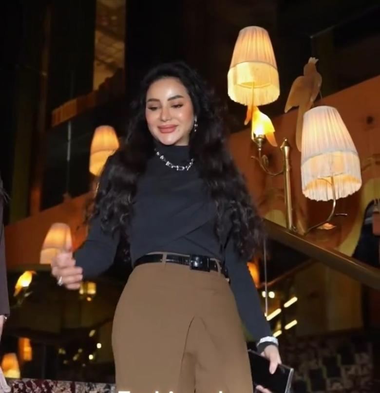 لوك عصري وأنيق: لجين عمران ببنطلون بقصة مبتكرة من ليم 