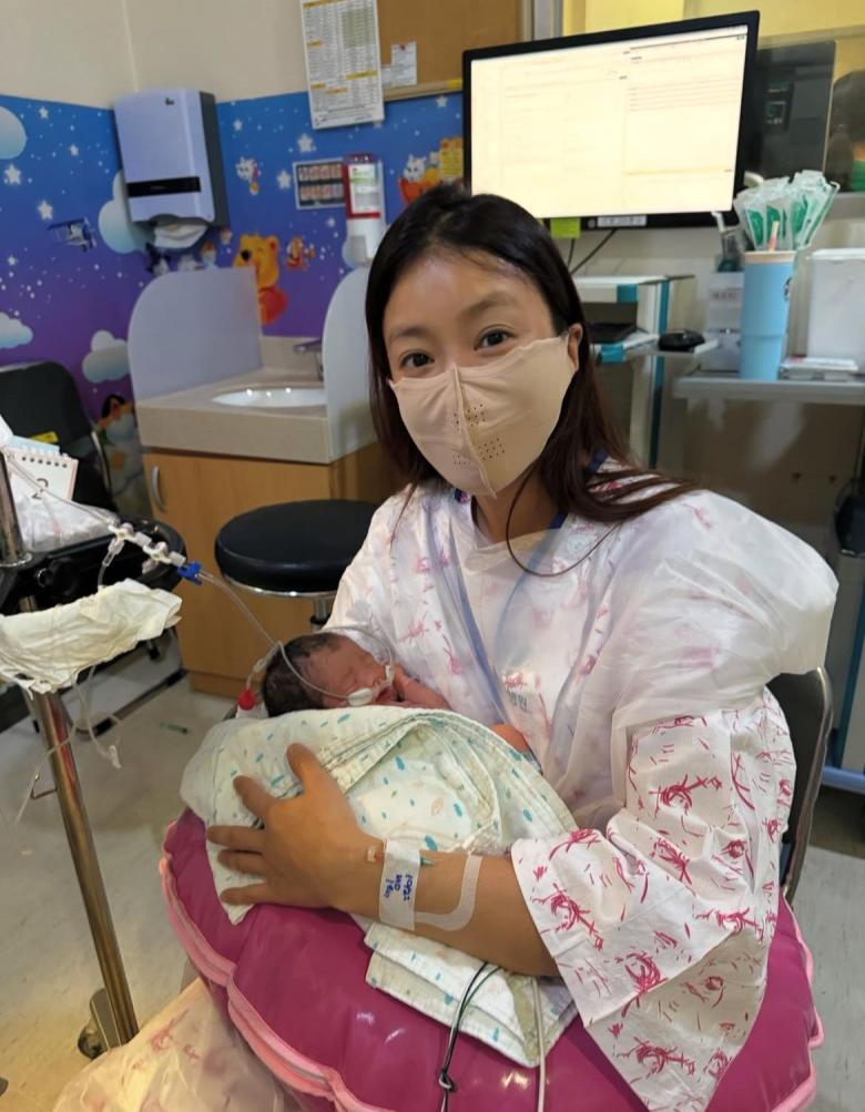 لي سي يونغ مع طفلها الجديد - إنستغرام