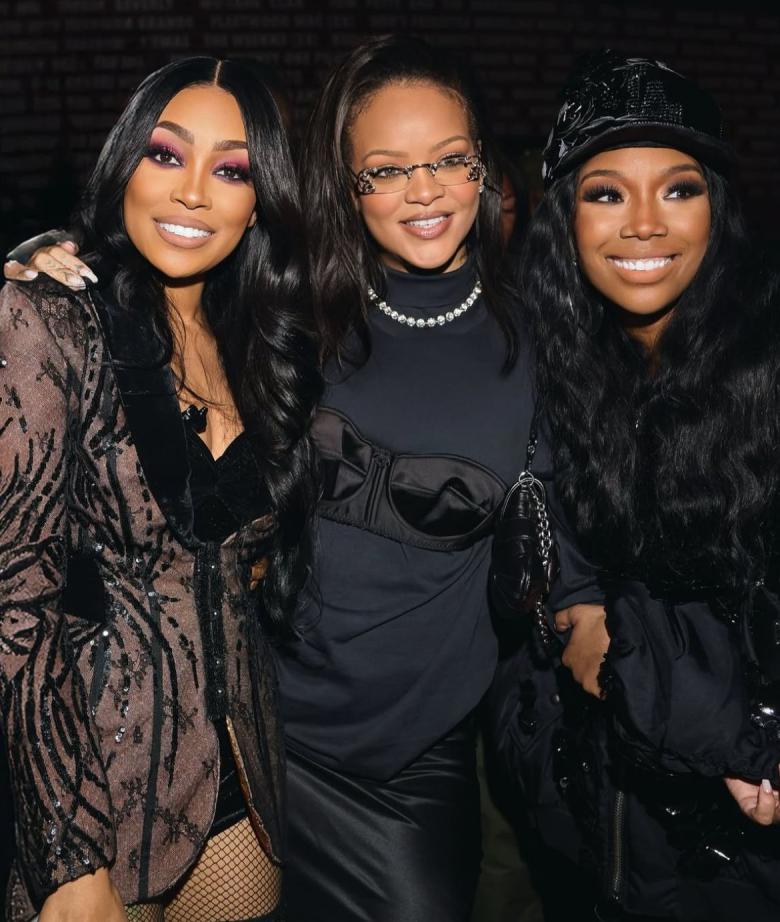 ريهانا وسط براندي ومونيكا - إنستغرام