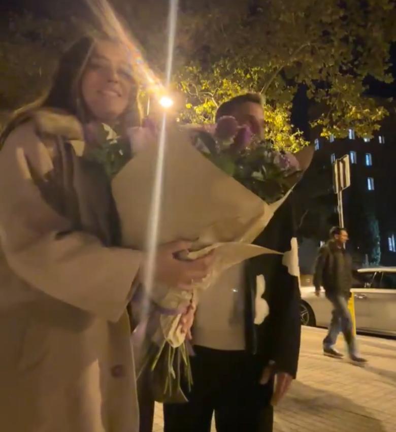 ليونيل ميسي يظهر بالصورة خلف الزوجين - إكس