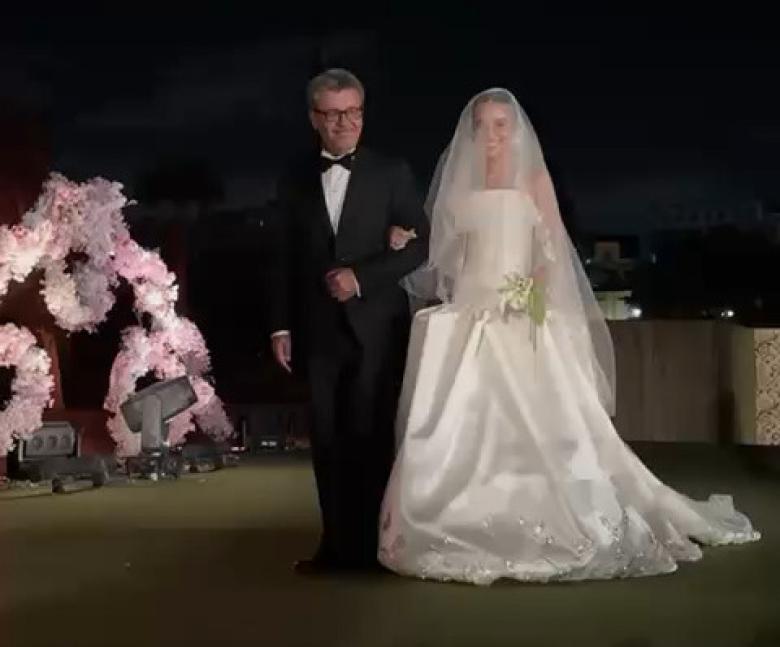 العروس ملك مع والدها عمرو عرفة - صورة معدلة